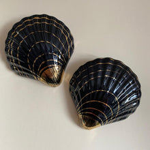 Load image into Gallery viewer, Black Shell Wall Vases

