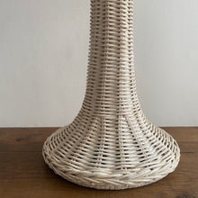 Load image into Gallery viewer, Scollop Wicker Lamp
