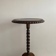 Charger l&#39;image dans la galerie, Scallop &amp; Twist Table
