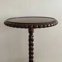 Charger l&#39;image dans la galerie, Scallop &amp; Twist Table
