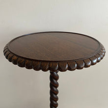 Charger l&#39;image dans la galerie, Scallop &amp; Twist Table
