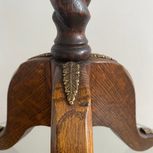Charger l&#39;image dans la galerie, Scallop &amp; Twist Table
